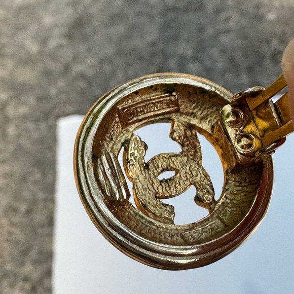 Authentic Chanel Vintage CC Starburst Round  Clip On Earrings - Picture 6 of 7